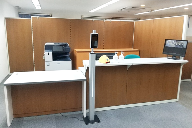 充実の学習環境:開放的な受付カウンター。ご質問・ご相談など、どんな小さなことでもお気軽にお声かけください