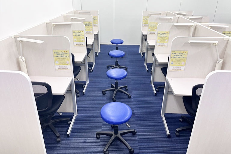 充実の学習環境:コーチが隣に座ってレッスンするので質問がしやすい環境です。