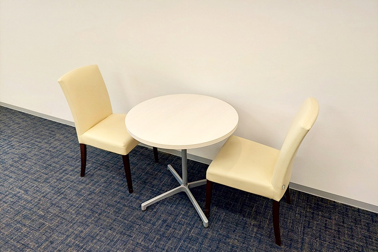 充実の学習環境:オープンな環境のフリースペース。お気軽にご質問・ご相談などをしていただけます。