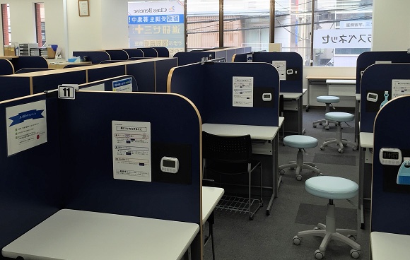 充実の学習環境:レッスンブース。パーテーションで区切られていて集中しやすい学習環境です。