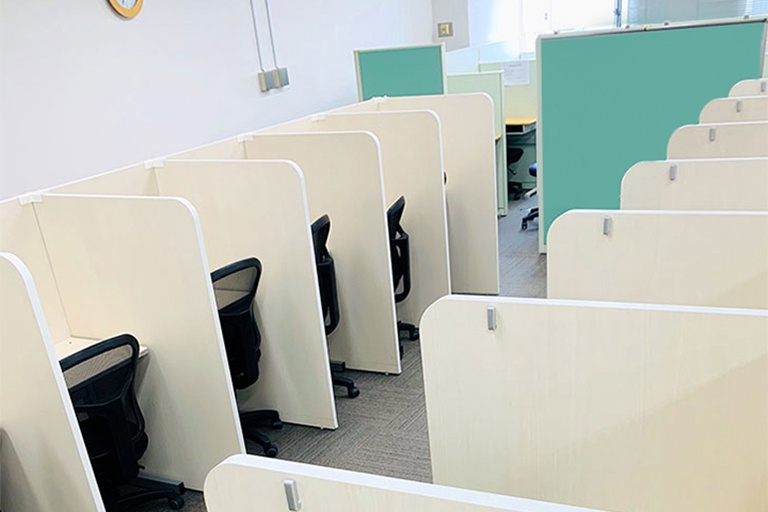 充実の学習環境:無料で使用できる自習席。集中しやすいと評判です。