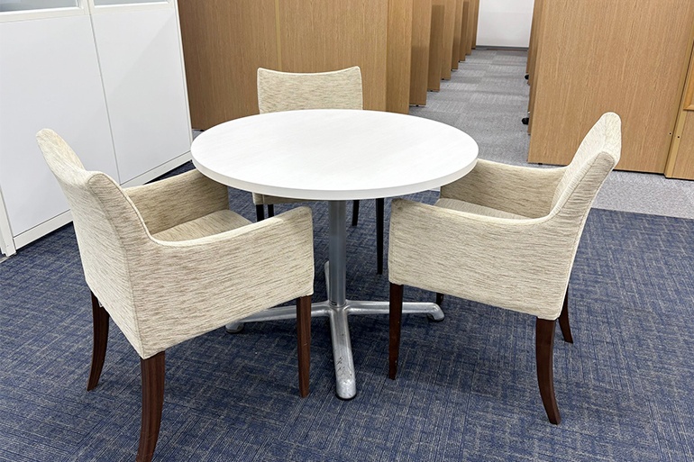 充実の学習環境:オープンな環境のフリースペース。お気軽にご質問・ご相談などをしていただけます。