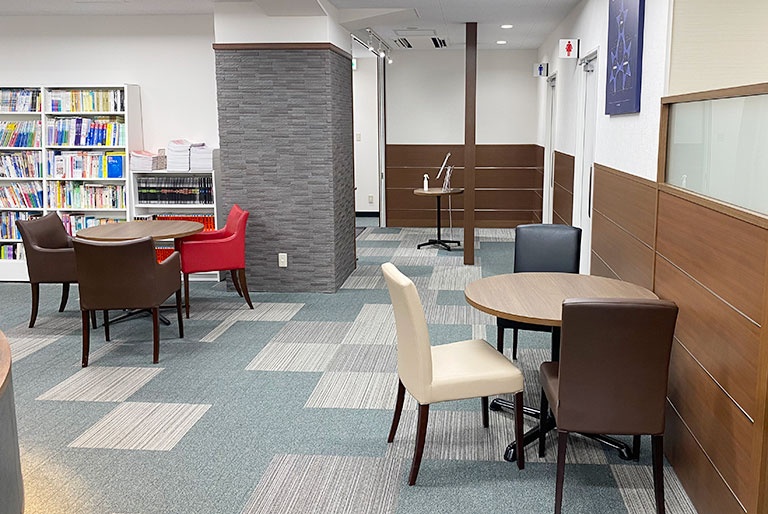 充実の学習環境:ちょっとした相談・質問をしやすいオープンスペース。お気軽にお声がけください!