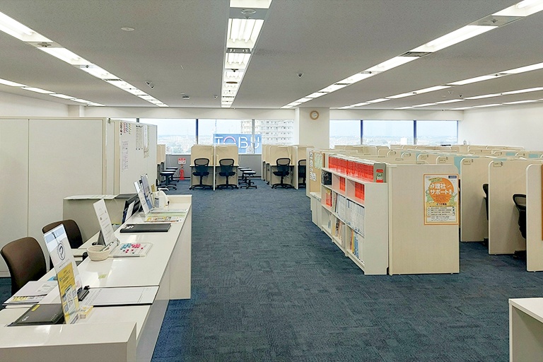 充実の学習環境:開放的な受付カウンター。ご質問やご相談などお気軽にお声かけください。