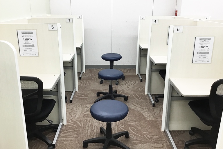 充実の学習環境:個別指導ブース。演習中も講師がいつも隣にいて、質問がしやすい環境です。