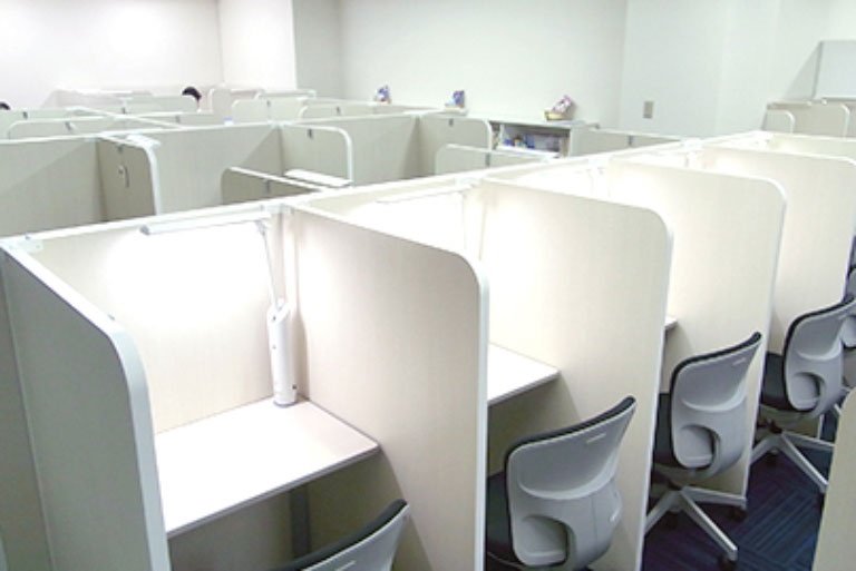 充実の学習環境:パーソナルに区切られた自習席。集中しやすいとご好評いただいています。