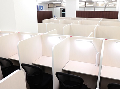 充実の学習環境:自習スペースは1人ひとり区切られた設計。しっかりと自分の勉強に集中できます!