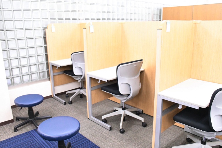 充実の学習環境:集中しやすいようパーテーションで区切られた授業ブース。