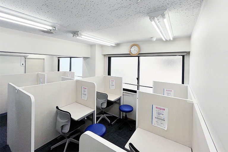 充実の学習環境:授業は講師1名につき生徒2名までの個別指導。きめ細かな指導で着実に力を伸ばします。