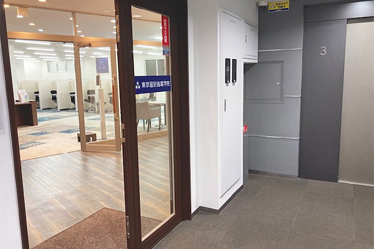 充実の学習環境:エレベーターを3階で降り、すぐ右手が当教室の入り口です。