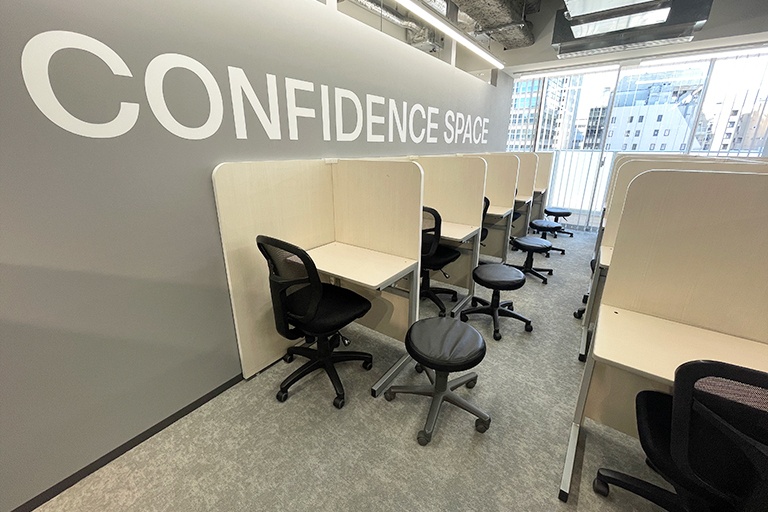 充実の学習環境:レッスンブース。集中して学習できる環境を用意してお待ちしています。