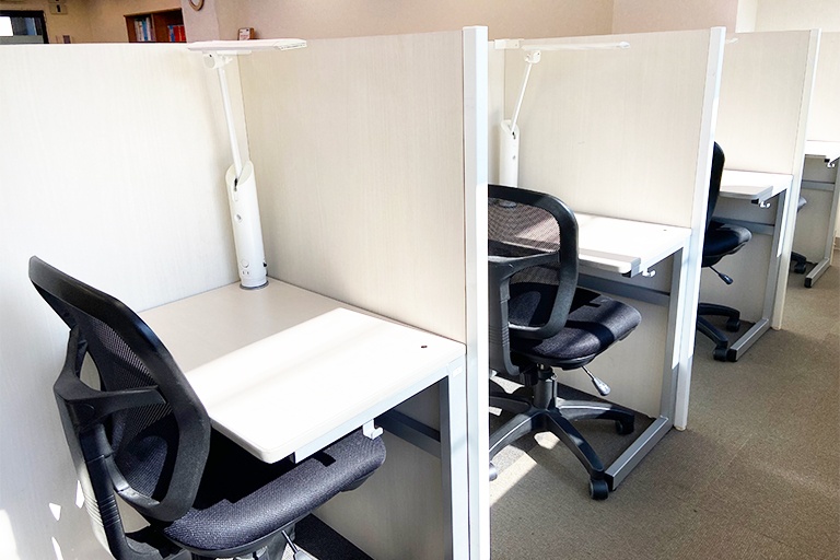 充実の学習環境:無料で使用できる自習席。集中しやすいと評判です。