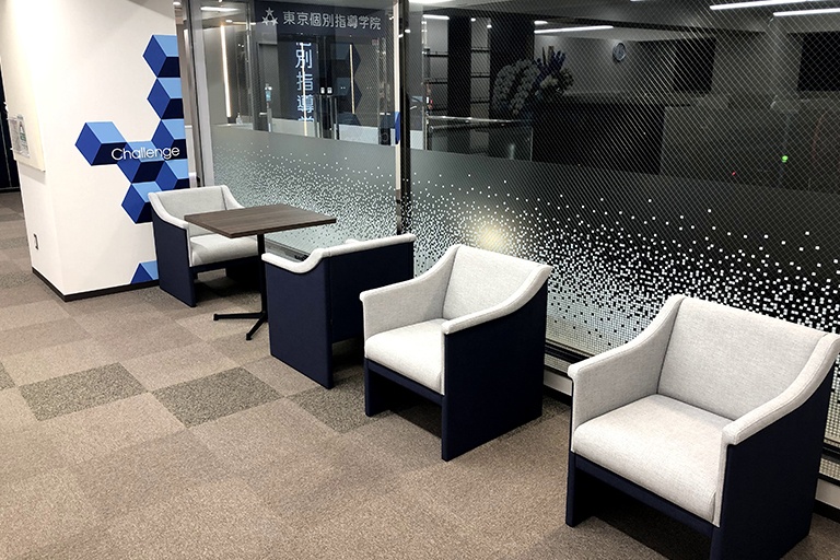 充実の学習環境:オープンな環境のフリースペース。お気軽にご質問・ご相談などをしていただけます。