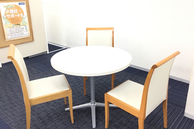 充実の学習環境:オープンな環境のフリースペース。お気軽にご質問・ご相談などをしていただけます。