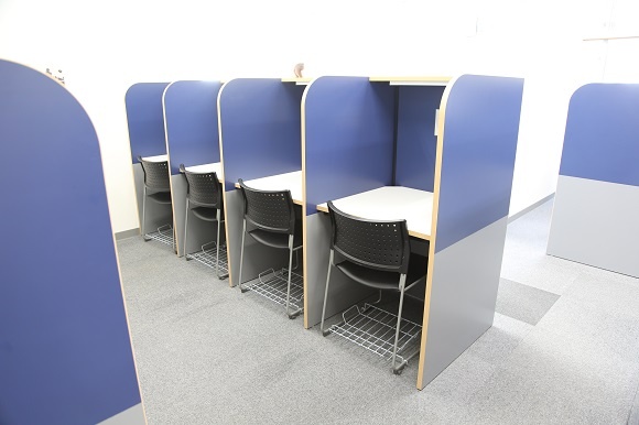 充実の学習環境:自習スペースです。予約不要で入退出自由。テスト対策や受験対策などに取り組もう。