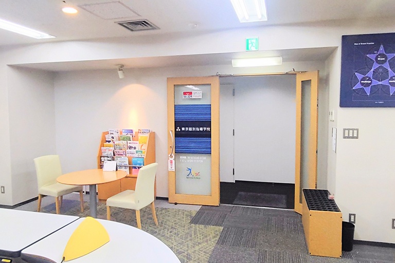 充実の学習環境:オープンな環境のフリースペース。お気軽にご質問・ご相談などをしていただけます!