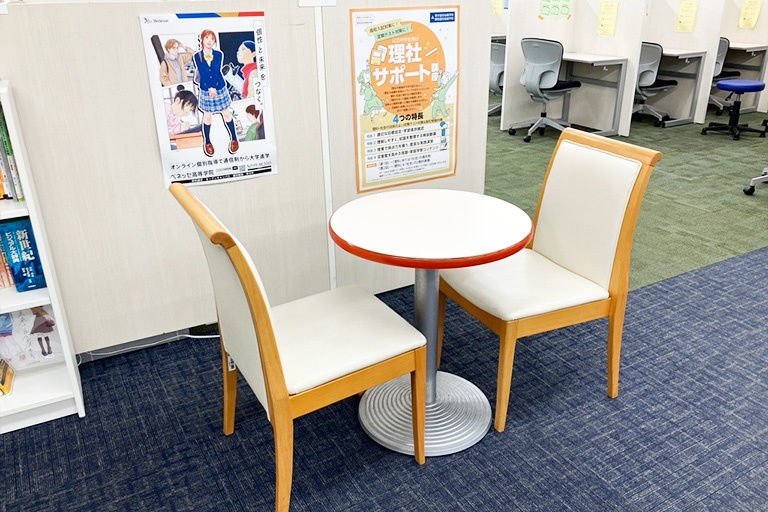 充実の学習環境:カウンター前の小机では生徒が自習で困った際の質問対応や、室長とのちょっとした雑談に使うことが多いです。
