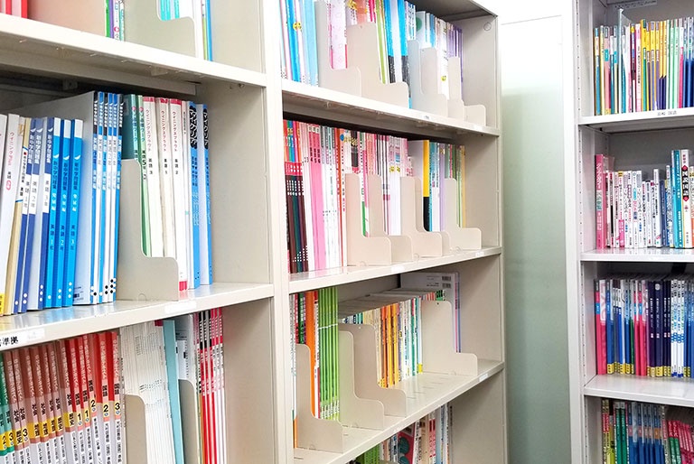 充実の学習環境:対応テキストは十分な種類・量を準備。お子さまの課題や目標に合わせて対応しています。