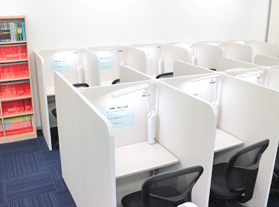 充実の学習環境:自習スペースは1人ひとり区切られた設計。しっかりと自分の勉強に集中できます!