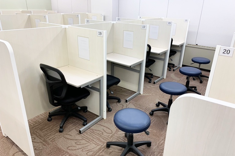 充実の学習環境:集中しやすいようパーテーションで区切られた授業ブース。