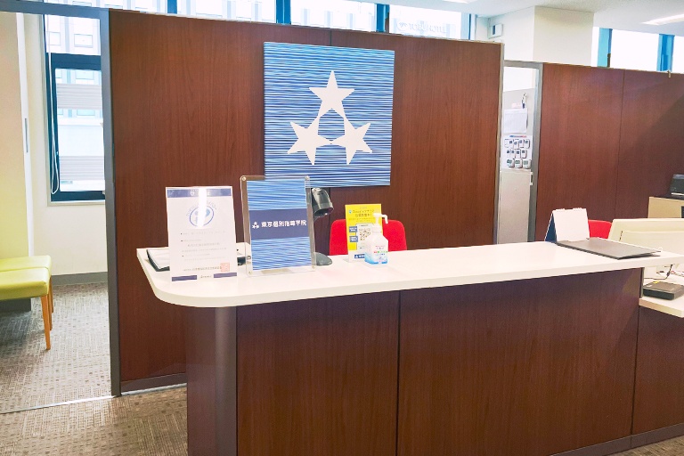 充実の学習環境:教室で何かわからないことがあれば、受付カウンターまでお気軽にご相談ください。