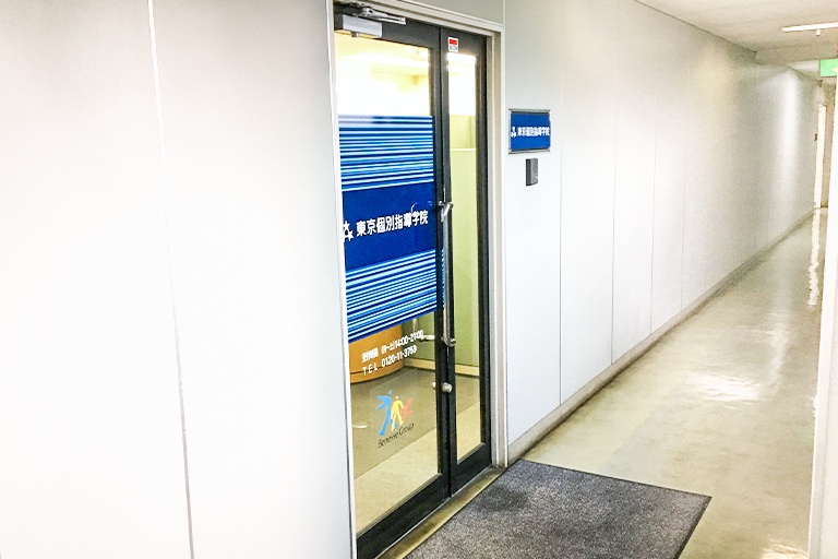 充実の学習環境:建物3階、エレベーターを降りて奥に進むと教室入口があります。