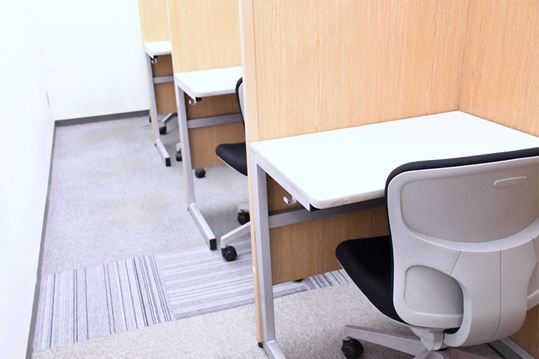 充実の学習環境：無料で使用できる自習席。集中しやすいと評判です。