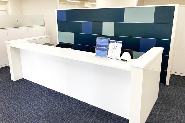 充実の学習環境:開放的な受付カウンター。ご質問・ご相談など、どんな小さなことでもお気軽にお声かけください