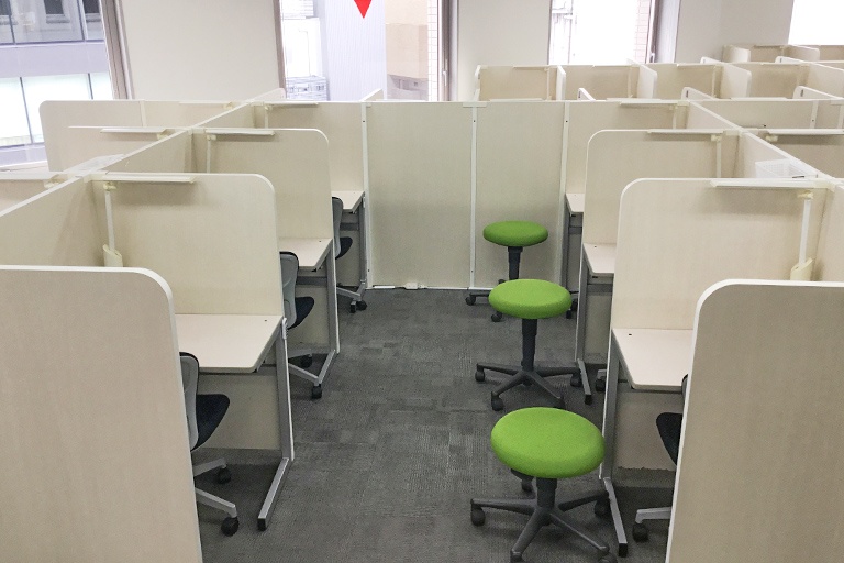 充実の学習環境:個別指導ブース。演習中も講師がいつも隣にいて、質問がしやすい環境です。