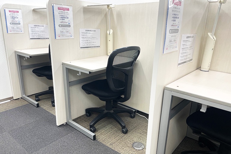 充実の学習環境:自習席も個別ブースで完備。月~土の開校時間中であれば、予約なしで自由に使えます。(夏期・冬期・春期講習期間中は、午前中も使用できます)