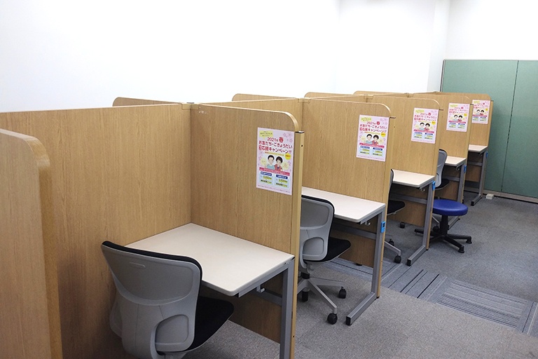 充実の学習環境:個別指導ブース。演習中も講師がいつも隣にいて、質問がしやすい環境です。