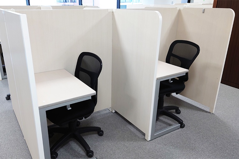 充実の学習環境:パーソナルに区切られた自習席。集中しやすいとご好評いただいています。