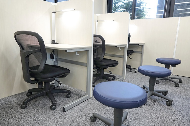 充実の学習環境:個別指導ブース。演習中も講師がいつも隣にいて、質問がしやすい環境です。