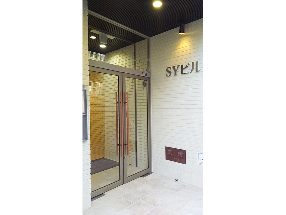 充実の学習環境:ビルの入り口です。環状一号線とは反対側のビル側面にお回りください。