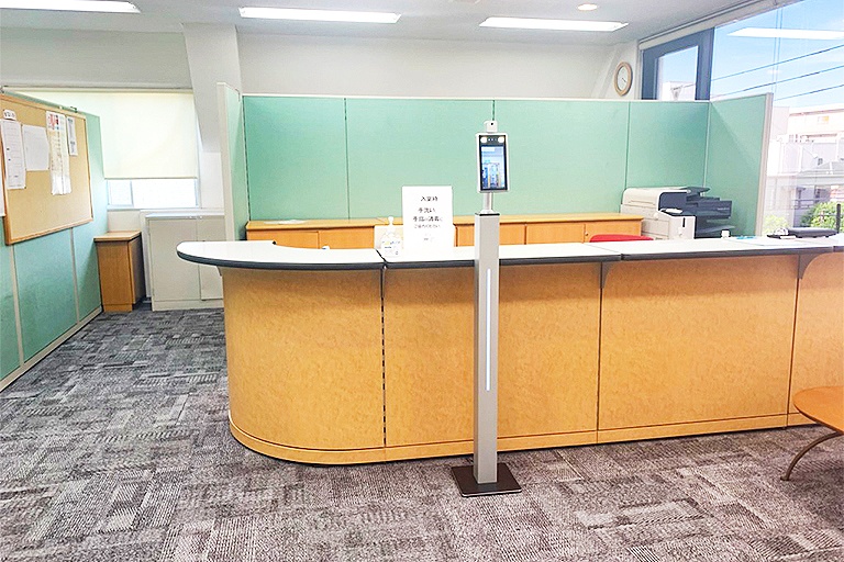 充実の学習環境:明るく清潔なエントランス。小さなことでもお気軽にご質問・ご相談ください。