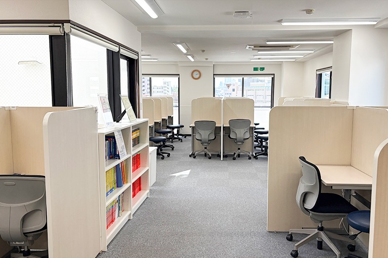 充実の学習環境:教室は明るく開放的で、塾に来たくなるような雰囲気を心がけています。