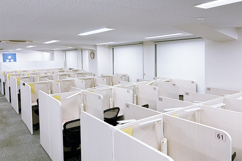 充実の学習環境:十分な座席数がございますので、隙間時間も有効活用いただけます。