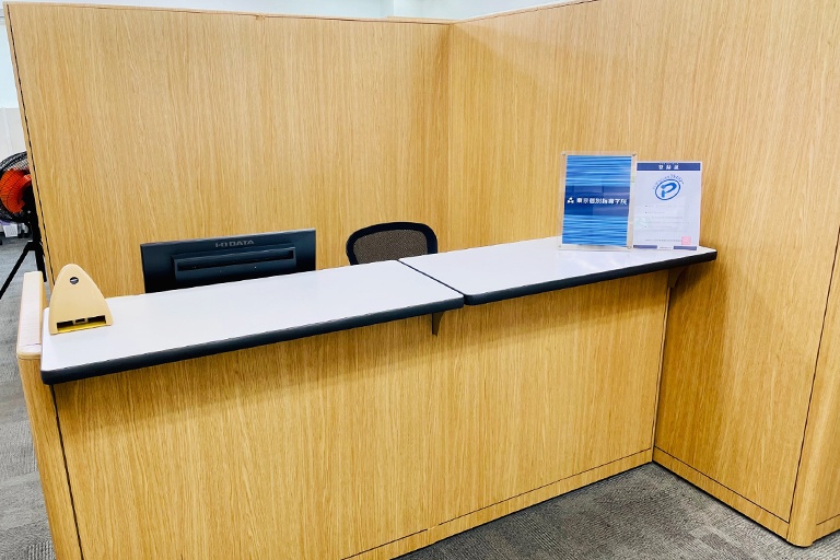 充実の学習環境:教室で何かわからないことがあれば、受付カウンターまでお気軽にご相談ください。