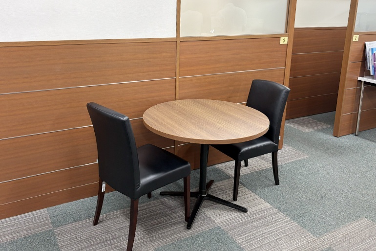 充実の学習環境:ちょっとした相談・質問をしやすいオープンスペース。お気軽にお声がけください!