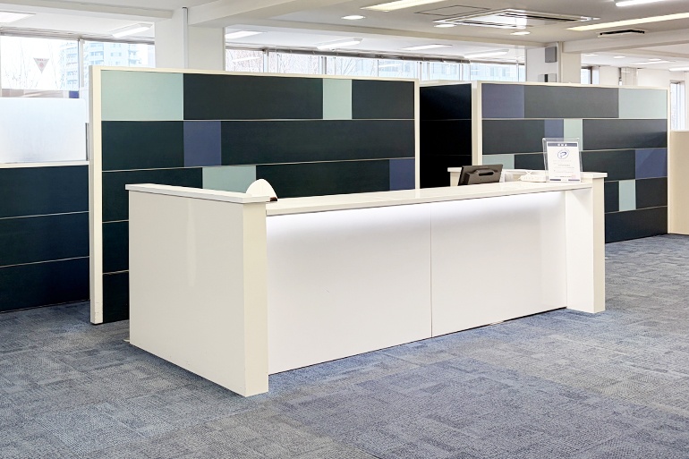 充実の学習環境:開放的な受付カウンター。ご質問・ご相談など、どんな小さなことでもお気軽にお声かけください