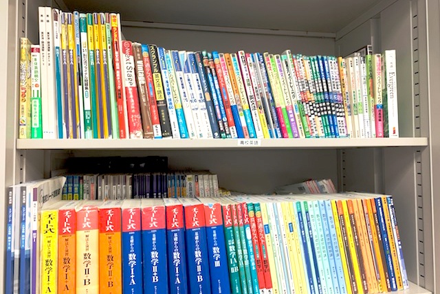 充実の学習環境:対応テキストは十分な種類・量を準備。お子さまの課題や目標に合わせて対応しています。