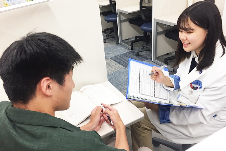 充実の学習環境:個別指導ブース。演習中も講師がいつも隣にいて、質問がしやすい環境です。