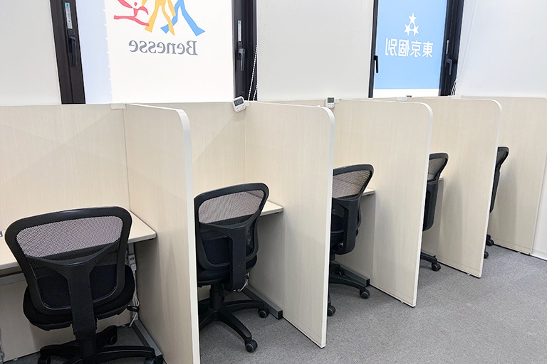 充実の学習環境:自習スペースは1人ひとり区切られた設計。しっかりと自分の勉強に集中できます!