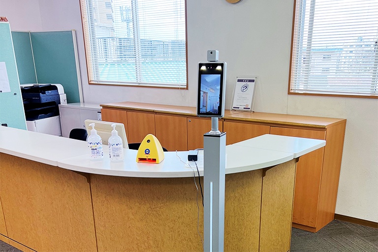 充実の学習環境:教室で何かわからないことがあれば、受付カウンターまでお気軽にご相談ください。