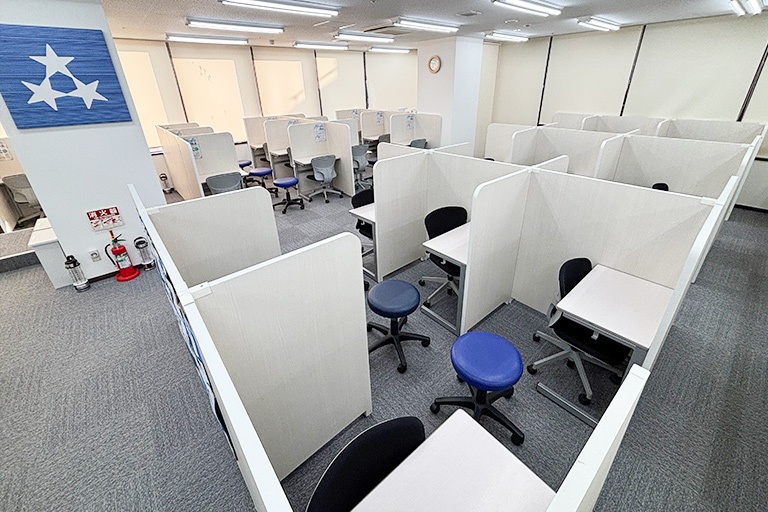 充実の学習環境:集中しやすいようパーテーションで区切られた授業ブース。