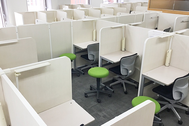 充実の学習環境:パーテーションで1人ずつ区切られているので、自分の勉強に集中できます。