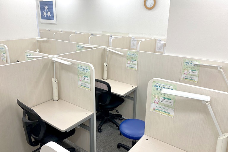 充実の学習環境:コーチが隣に座ってレッスンするので質問がしやすい環境です。