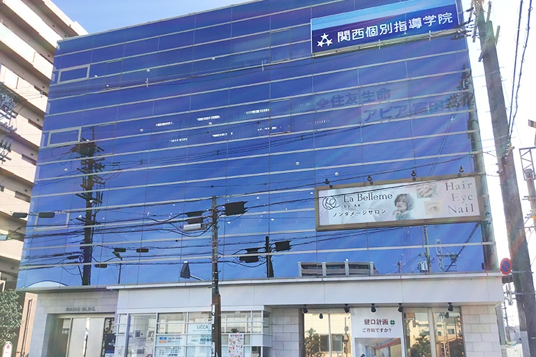 充実の学習環境:教室はこちら。安心・安全の立地です。