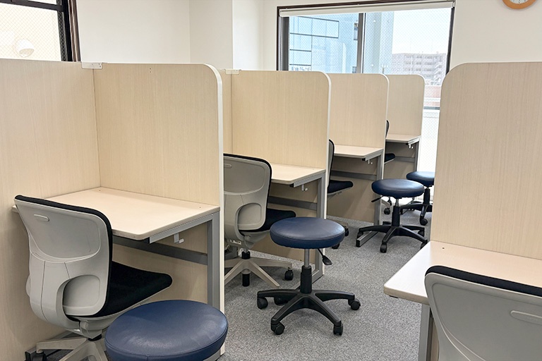 充実の学習環境:パーテーションで1人ずつ区切られているので、自分の勉強に集中できます。