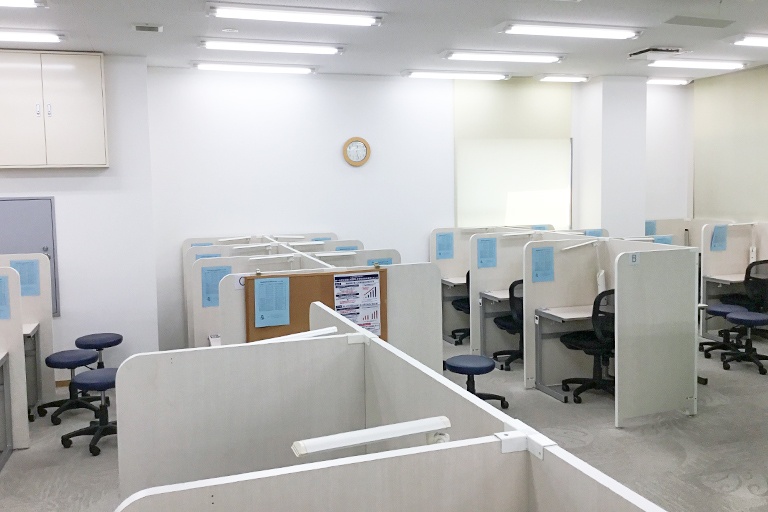 充実の学習環境:パーテーションで1人ずつ区切られているので、自分の勉強に集中できます。